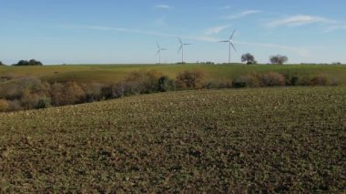 Rüzgar türbinleri olan bir kırsal bölge.