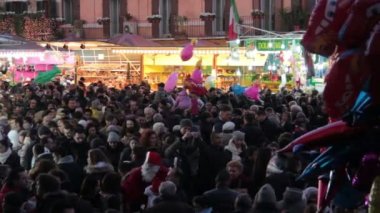 Navola Meydanı Piazza içinde kalabalık
