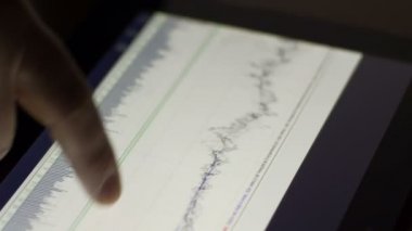 bir tablet bilgisayarda çalışan iş adamı 