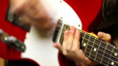 Adama elektrik gitar çalmak