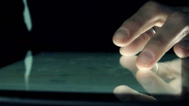 işadamı tablet ile çalışma 