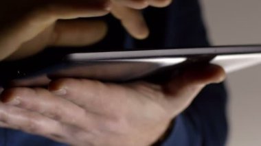 Tablet bilgisayar kullanan adam