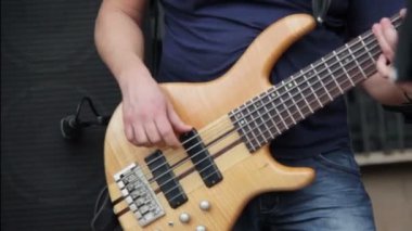 bas gitarist canlı konser çalış