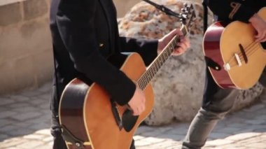 Akustik gitar çalıyorum. Amfitiyatro konserde