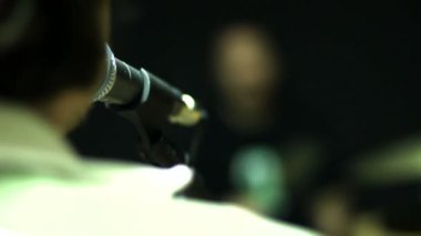 Etkin davulcu davul çalma bir stüdyoda ayarla