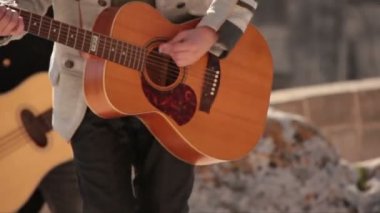 Akustik gitar çalıyorum. Amfitiyatro konserde