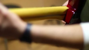 Adama elektrik gitar çalmak