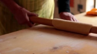 Ev yapımı makarna hazırlama kadın