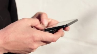 Akıllı telefon kullanan kadın