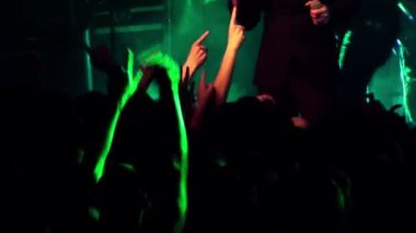 kalabalık bir rock konserinde 