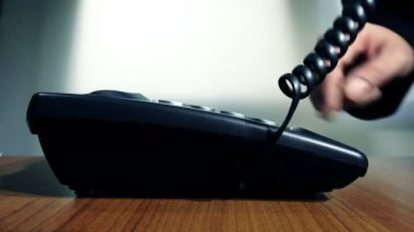 adam bir telefon numarasını çevirme