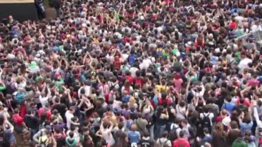 insanlar ilk sırasında konser 