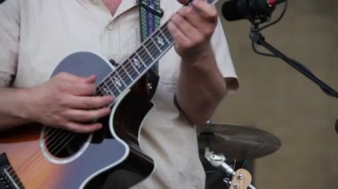 Adama elektrik gitar çalmak