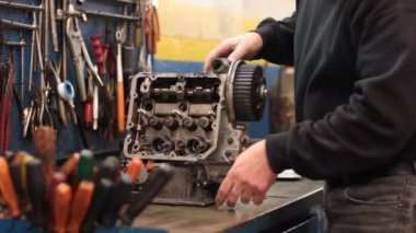 Otomatik tamirci araba motorunu tamir ediyor