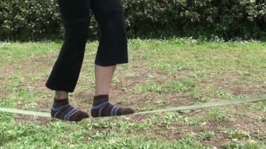 Genç kadın üzerinde slackline Dengeleme