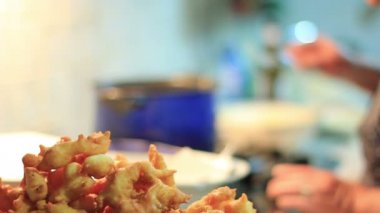 Uzman aşçı kızarmış ekmek ve sebze