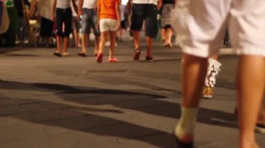 İnsanlar geceleri yürüyor.