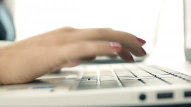 Klavyede yazan kadın