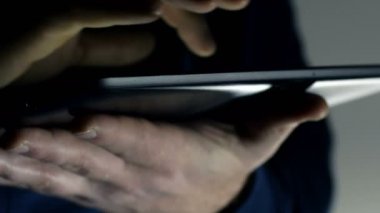 Tablet bilgisayar kullanan adam