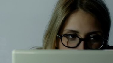 dizüstü bilgisayar ile iş işkadını