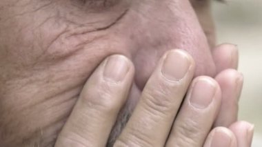 endişeli adam ellerini yüzüne holding