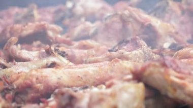 Barbekü üzerinde ızgara et