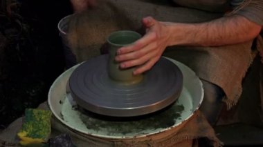 Ana bir kil vazo seramik tekerlek üzerinde yapıyor deneyimli