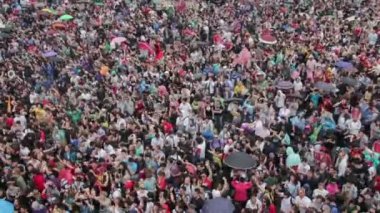 büyük kalabalık bir konser sırasında dans insan