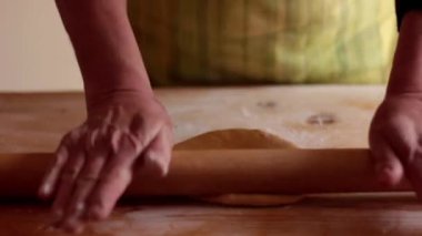 Ev yapımı makarna hazırlama kadın