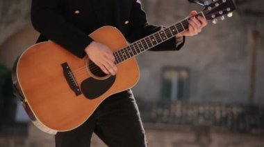 Akustik gitar çalıyorum. Amfitiyatro konserde