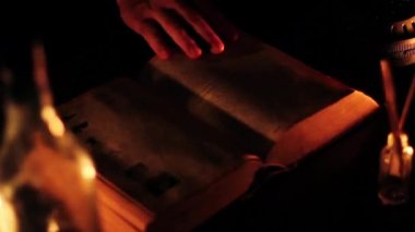 Eski kitabı karıştıran adam.