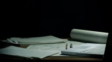 gece çalışan mimar