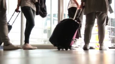 İnsanların uçak almak gitmek