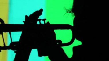 Trompet çalmaya erkekler