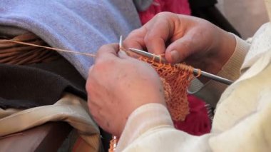 yaşlı kadın örgü