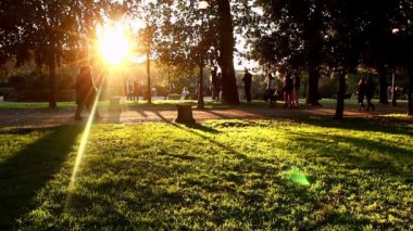 Parkta yürüyen insanlar.