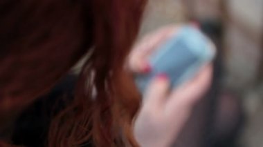 Akıllı telefon kullanan kadın