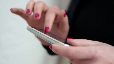 Akıllı telefon kullanan kadın