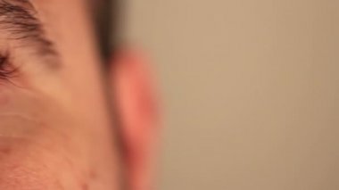 Adamın gözünü detay