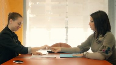 iş kadını ve ona müşteri bir belgeyi imzalamak için ofisinde bekle