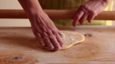 Ev yapımı makarna hazırlama kadın