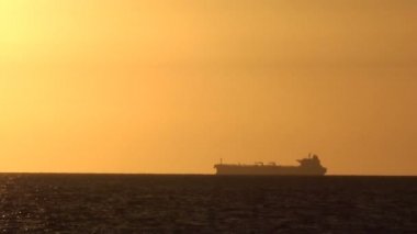 Golden Sunset ve kargo gemisi silüeti
