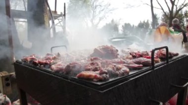 Biftek ve diğer et mangal üzerinde