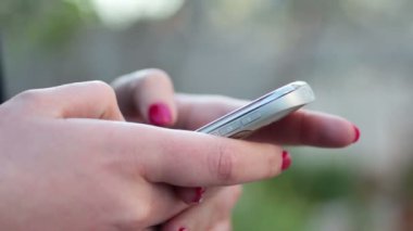 Akıllı telefon kullanan kadın