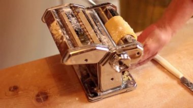 Ev yapımı makarna hazırlama kadın