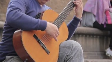 konserde gitarist