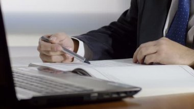 Belgelerin incelenmesi iş işadamı