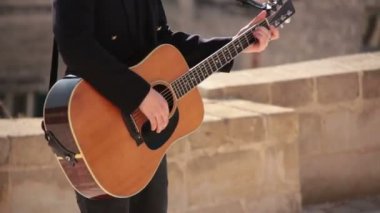 Akustik gitar çalıyorum. Amfitiyatro konserde