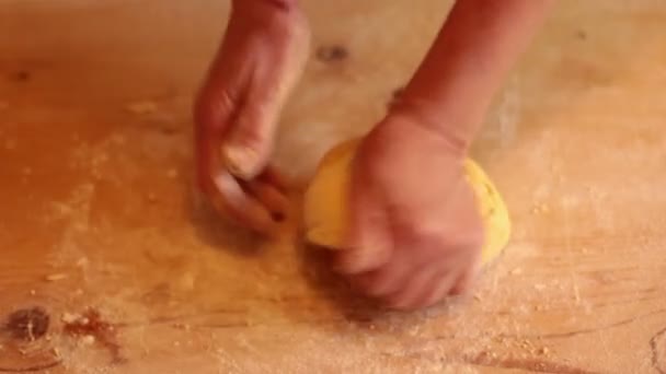 Mujer preparando pasta casera — Vídeo de stock