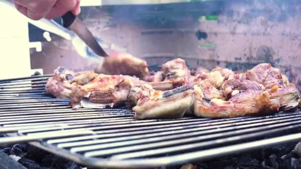 Приготування м'яса на барбекю — стокове відео